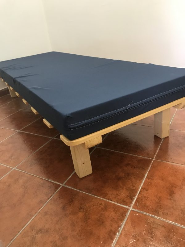 ⁦בסיס מיטה עץ מלא עם רגליים מתברגות מתפרקות ת. מזרוני קיסריה⁩ – תמונה ⁦2⁩
