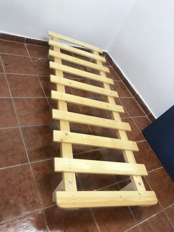 ⁦בסיס מיטה עץ מלא עם רגליים מתברגות מתפרקות ת. מזרוני קיסריה⁩ – תמונה ⁦3⁩