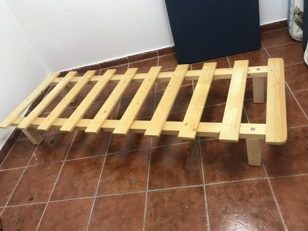 ⁦בסיס מיטה עץ מלא עם רגליים מתברגות מתפרקות ת. מזרוני קיסריה⁩ – תמונה ⁦4⁩